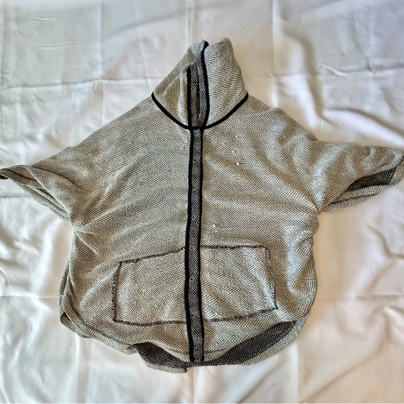 Lucky Brand Women's Black and White Herringbone Hooded SnapUp Knit Poncho Sz M/L - Picture 3 of 6